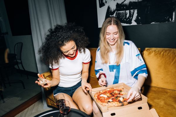 A girls night in pizza party