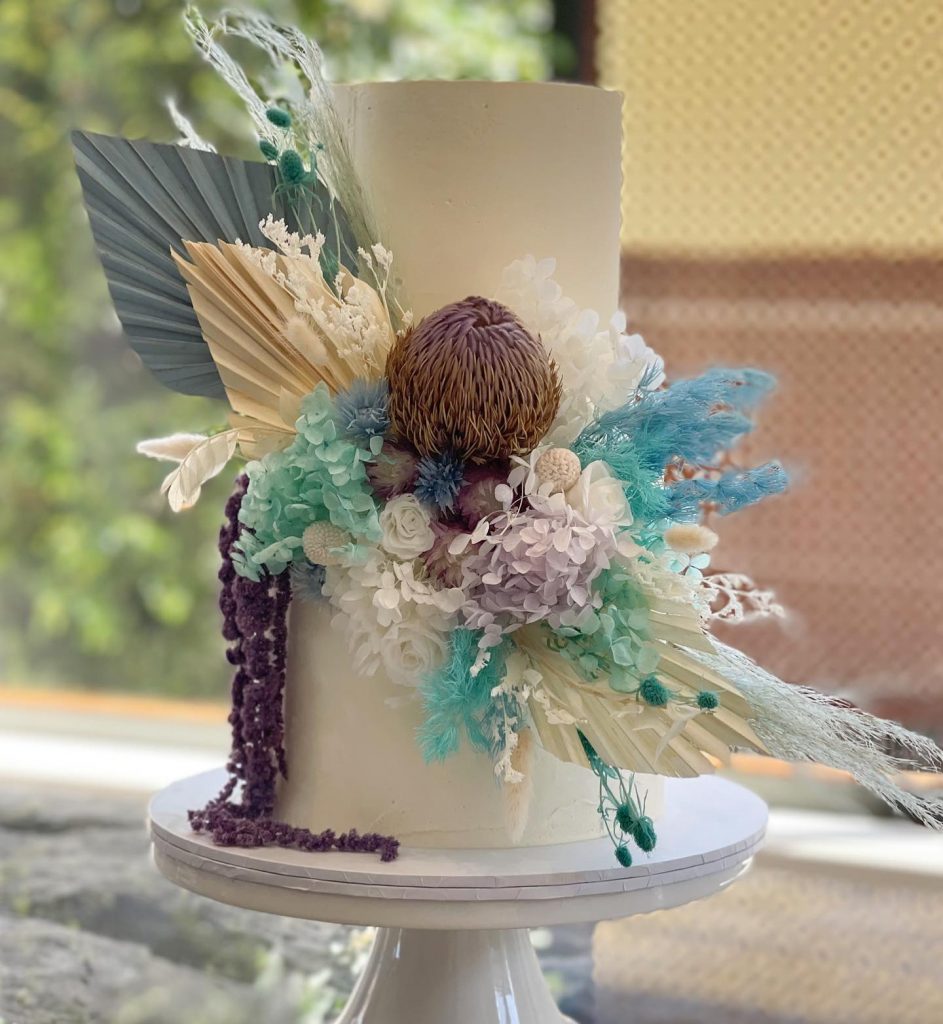 https://projectparty.com.au/wp-content/uploads/2022/02/cake-with-k-flowers-943x1024.jpeg