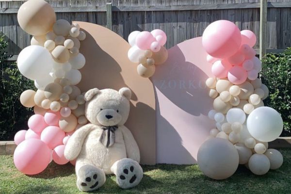Bubblegum Balloons with a bear