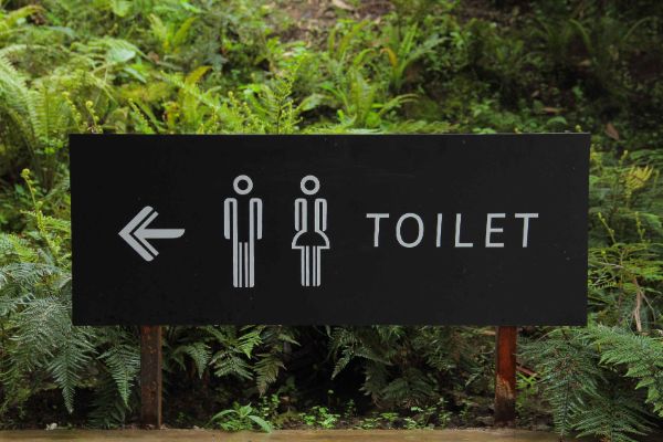 A toilets sign for an event